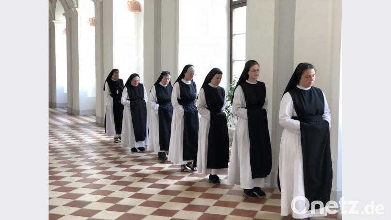 Die Ordensschwestern auf dem Weg zum Gebet. Bild: Bayersicher Rundfunk/exb