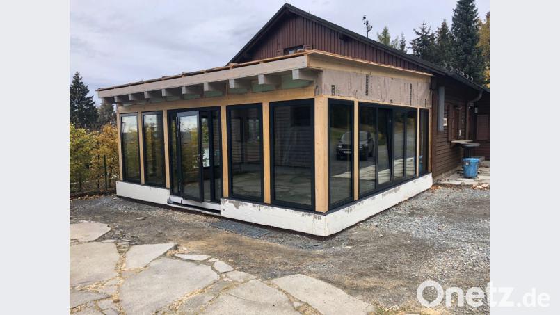 Besucher und Skifahrer dürfen sich auf einen Wintergarten mit großen Glasflächen freuen zum Aufwärmen, Brotzeit machen und Zuschauen beim Skifahren. Bild: ubb