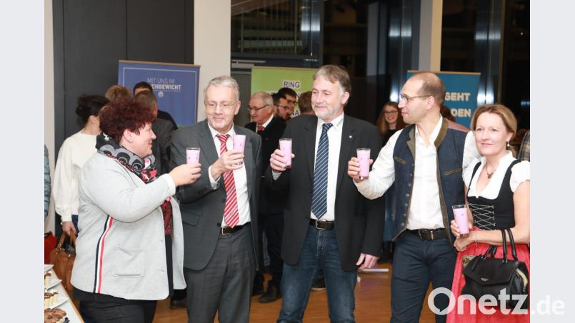 Mit Milchshakes stoßen von links stellvertretende Kreisbäuerin Martina Sticht, BBV-Generalsekretär Georg Wimmer, BBV-Geschäftsführer Ulrich Härtl, Kreisobmann Ely Eibisch und Martina Eibisch auf den „Bauerntag der Generationen“ an. Bild: njn