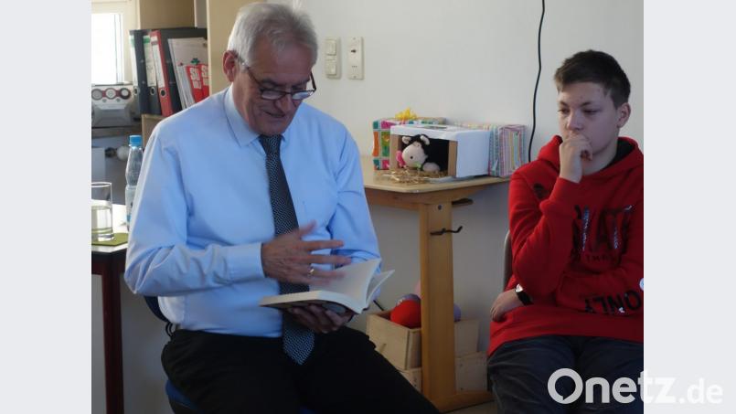 Erster Bürgermeister Manfred Kratzer folgt der Einladung der Achtklässler und liest einige Kapitel aus dem Buch &quot;Wunder&quot; vor. Bild: jpl