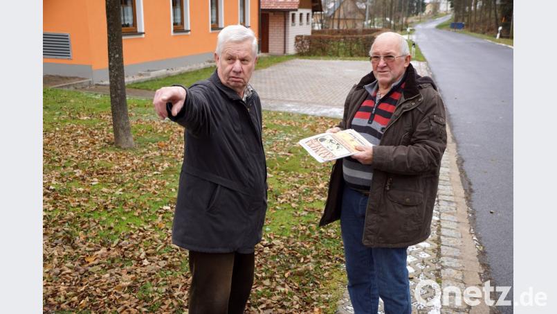 Beim jetzigen Feuerwehrgerätehaus in Ahornberg (hinten, links) endet 1972 die 48. Etappe der Olympia-Rallye. Der Ahornberger Albert Melzner (links) kann sich noch sehr gut an die tiefen Furchen in der damals noch unbefestigten Straße erinnern. Er zeigt Dieter Pinzer, der für nächstes Jahr ein Treffen der damaligen Rallyefahrer organisiert, wo die Strecke damals verlief. Bild: bkr