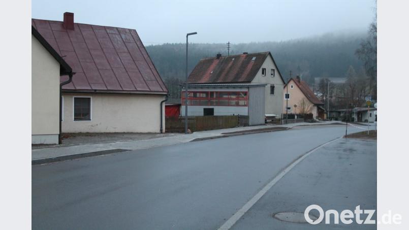 Mit dem Ausbau des Gehwegs ist in der Flossenbürger Straße auch die Erneuerung der Wasserleitung erfolgt. Dazu kommen neue Straßenlampen. Bild: pi