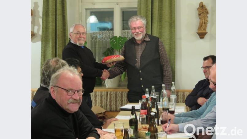 Obmann Paul Völkl (links) dankt Pfarrer Edmund Prechtl mit einem süßen Präsent. Bild: jzk