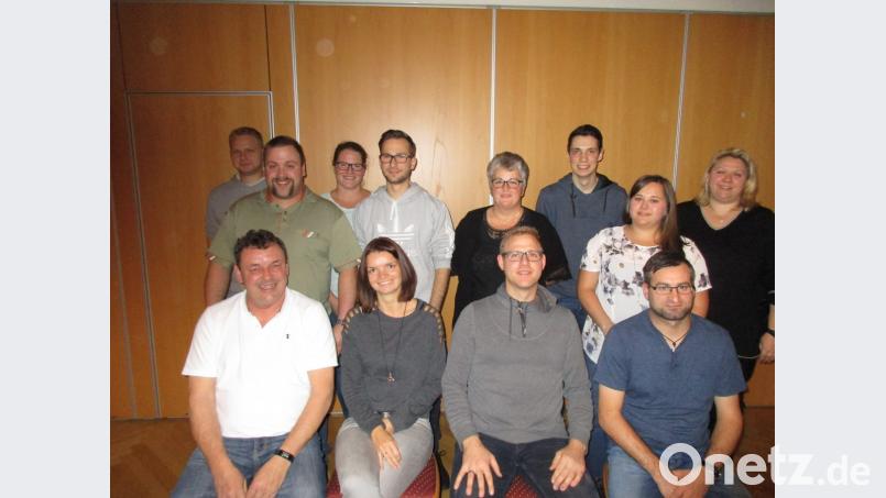 Der neue Vorstand der Kirwagemeinschaft Schlicht (hinten, von links): Fabian Zeilmann, Patrick Luber, Katrin Stubenvoll, Markus Neubauer, Sieglinde Geier, Fabian Herold, Kristina Stümpfl und Sabine Kredler; sitzend (von links): Fritz Herold, Julia Trummer, Vorsitzender Andreas Kredler und Stefan Stubenvoll. Bild: sak
