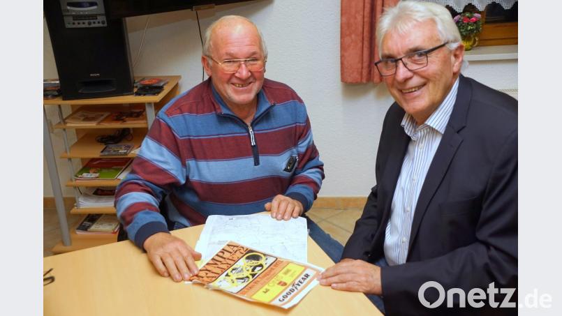 Dieter Pinzer (links) nutzt die Bürgerversammlung in Ahornberg für seine Suche nach Bildern und Zeitzeugen. Auch sucht er das Gespräch mit amtierendem Bürgermeister Josef Hecht. Bild: bkr