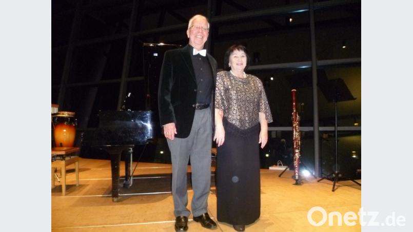 Pianistin Ludmila Portnova und Percussionist Vadim Vasilkov nahmen die Besucher in der Aula des Carl-Friedrich-Gauß-Gymnasiums auf eine musikalische Reise durch die Jahrhunderte mit. Bild: tie