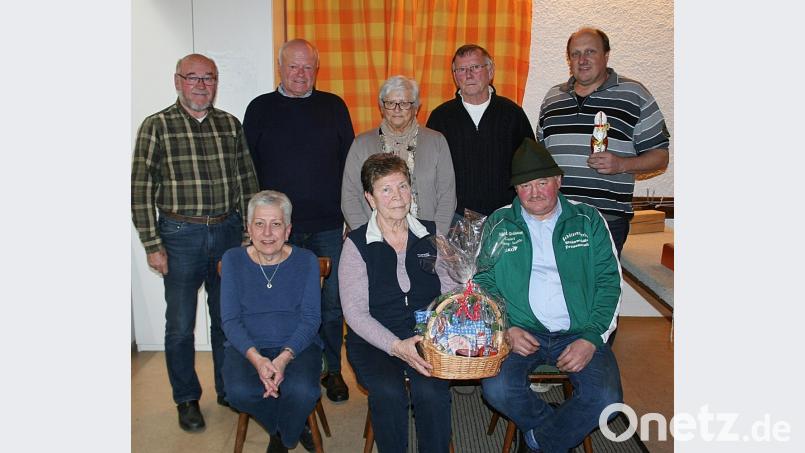Gastgeber und Schützenmeister Bernhard Wenning (hinten rechts) gratuliert den erfolgreichen Seniorenschützen des zweiten Wettbewerbs zur Steinwaldrunde 2018/19. Mit einem großen Wurstkorb wird Maria Schwingshandl (vorne Mitte) für ihren 9,8-Teiler in der Einzelwertung belohnt. Bernhard Petrik (vorne rechts) erringt Platz zwei vor Barbara Zimmerer (vorne links). Hinten von links Reinhard Schwarz, Alfons Hage, Annelies Lippert und Reinhard Frank. Bild: bsc
