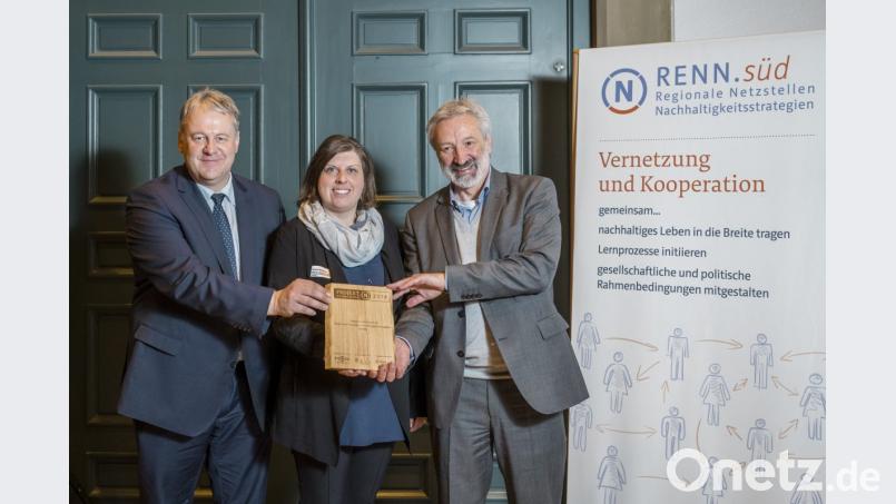 Landrat Richard Reisinger (links) und VHS-Leiter Manfred Lehner (rechts) durften von Danielle Rodarius (RENN.süd/Zentrum für nachhaltige Kommunalentwicklung in Bayern) den Preis beim „Projekt Nachhaltigkeit 2018“ entgegennehmen. Bild:  Copyright RENN.süd / Fotograf Christian A. Werner