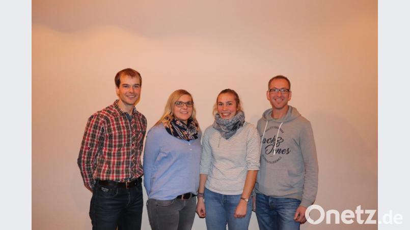 Die Vorsitzenden Frank Steffens (links) und Wolfgang Steininger (rechts) gratulierten Lina Nißl und Stefanie Duscher (von rechts) zur bestandenen Skilehrerausbildung. Bild: exb