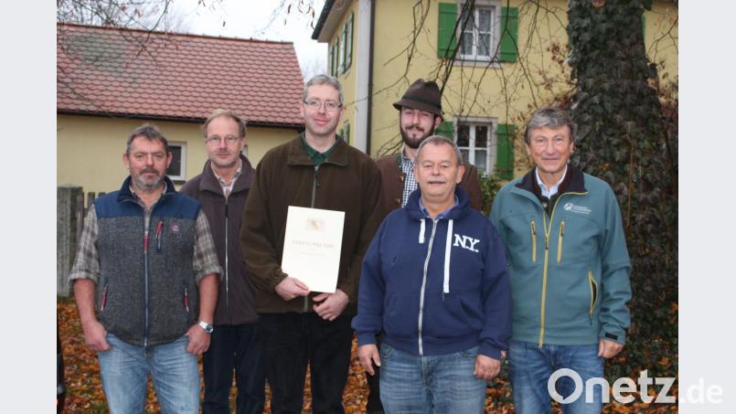 Personalwechsel beim Forstbetrieb Waldsassen: Im Bild von links Bernhard Stich und Wolfgang Stöckl vom Personalrat, Jubilar Wolfgang Popp, Berufsjäger Norbert Kammerer, Helmut Thoma und Forstbetriebsleiter Gerhard Schneider. Bild: fpoz