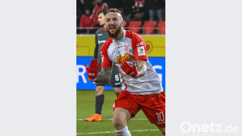 Marvin Knoll jubelt nun in Braun-Weiß statt in Rot-Weiß. Der ehemalige Regensburger Publikumsliebling wechselte vor der Saison zu den Kiezkickern des FC St. Pauli. Bild: agentur_dpa