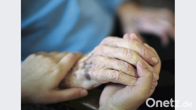 Dank Hospizbegleiter sind Sterbende in den letzten Stunden nicht allein. Bild: Daniel Reinhard/dpa