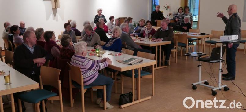 Manfred Fritsche (rechts) zeigt den Senioren einen Filmvorführung über die Resl von Konnersreuth. Bild: ern