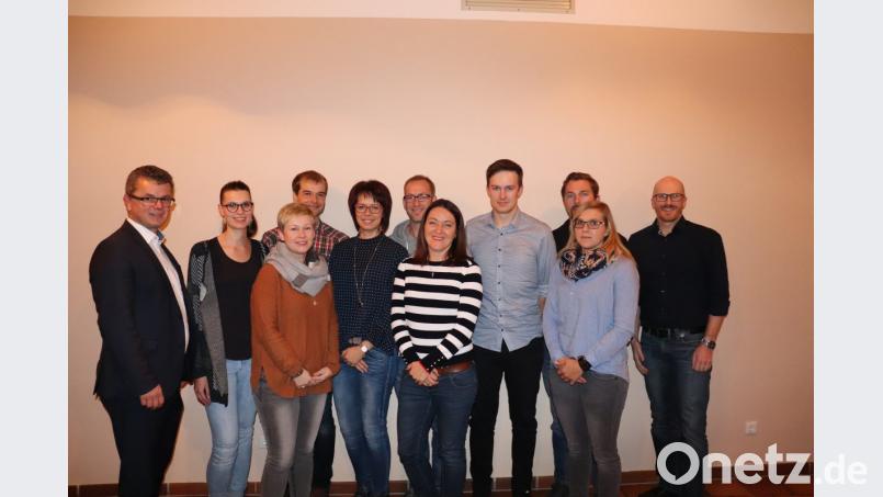 Bürgermeister Martin Birner gratulierte der neuen Führung des Skiclub, bei der nun Frank Steffens (Vierter von links) an der Spitze steht. Bild: exb