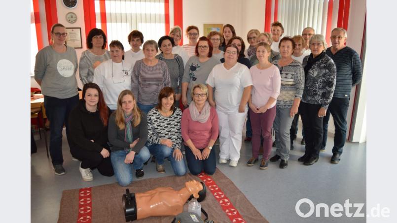 Die Auffrischung der erste Hilfe Kenntnisse stand bei einem Pflichttermin für die Kräfte der Hauskrankenpflege der BRK Bereitschaften Neustadt am Kulm und Eschenbach auf dem Programm. Kursleiterin war Sanitätsausbilderin Anke Priebe (links, stehend). Bild: ww