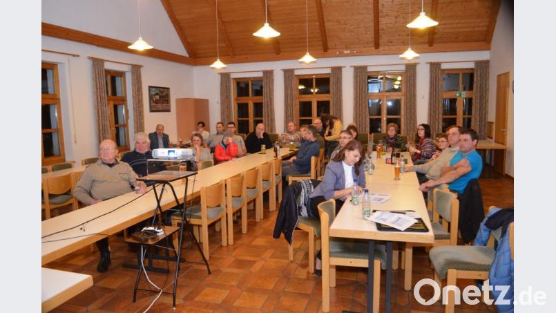 Die Bürger verfolgen die Ausführungen von Bürgermeister Anton Kappl. Bild: fz