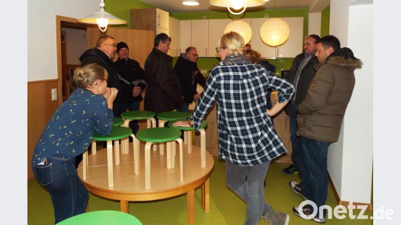 Der Bausschuss besichtigt die Räume zusammen mit Birgit Kumeth (rechts) und Vanesse Rupprecht (links) im Vordergrund Bild: e