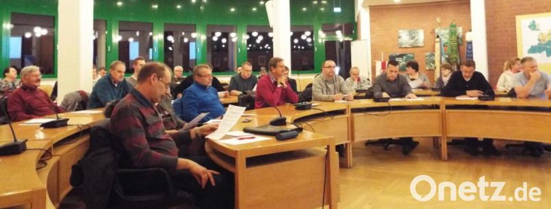 Die Vereinsvertreter hören im Kümmersbrucker Rathaussaal zwei interessante Vorträge. Bild: e