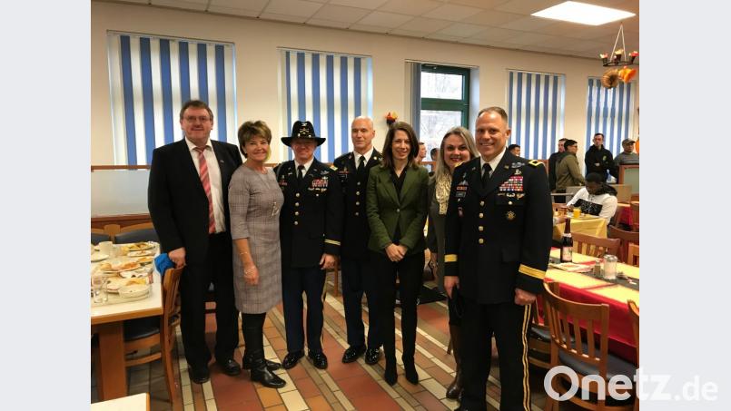 Die amerikanische Generalkonsulin Meghan Gregonis (Dritte von rechts) besucht zum Thanksgiving-Fest die US-Soldaten in Vilseck. Empfangen wird sie von General Christopher LeNeve (von rechts) und dessen Frau Kim, William Gardner, Thomas Hough sowie von Bürgermeister Hans-Martin Schertl mit Frau Gerlinde. Bild: Stefanie Gradl