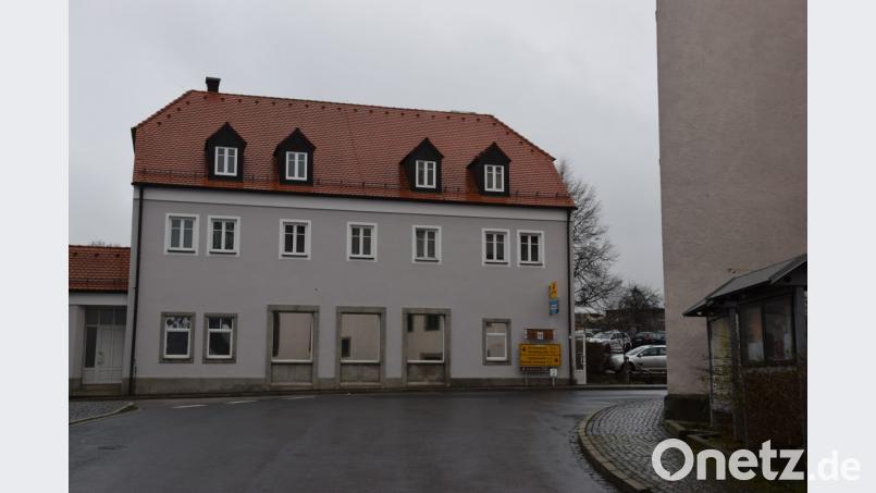 Seit Mai in die Ortsmitte gerückt: der Waldthurner Marktladen. Bald wird auch wieder an den Fenstern im Erdgeschoss erkennbar sein, dass sich der Laden hier befindet. Im Sommer wurden hier Sonnenschutzfolien angebracht, so dass man die &quot;Marktladen-Folien&quot; nicht mehr sieht. Bild: fla