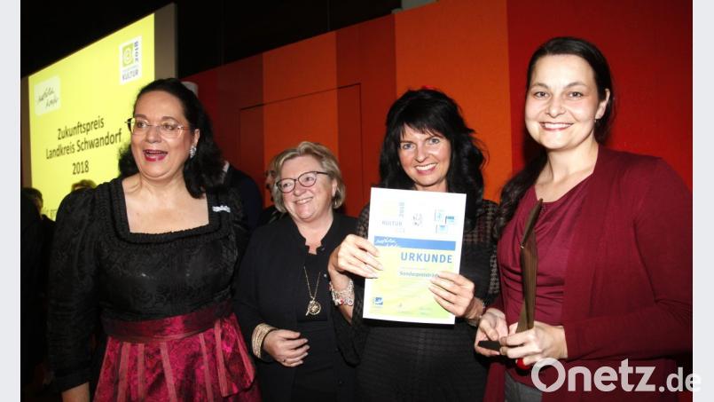 Für die Lindenschule in Schwandorf nahmen Rektorin Ella Vierl (Zweite von rechts) und Projektbetreuerin Doris Sommer (rechts) den Sonderpreis entgegen. Ihn übergaben die Intendantin des Festivals junger Künstler in Bayreuth, Sissy Thammer (links), und die Schwandorfer Stadträtin Sonja Dietl (Zweite von links), die dem Festival-Vorstand angehört. Bild: Hirsch