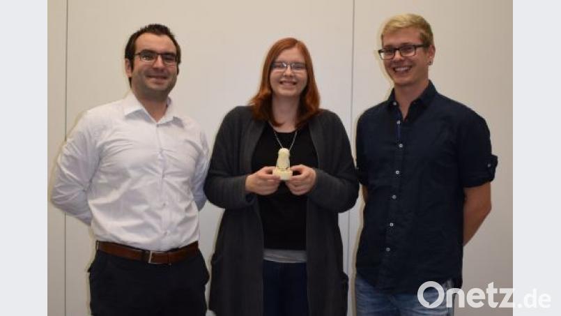 Michael Mark, Heike Kraus und Luis Geißler (von links) von der OTH Weiden präsentieren einen ersten Entwurf ihres „Munchkin“. Zum Entwicklerteam des sprachgesteuerten Assistenten gehören ferner Bilel Said, Zeineb Ben Salah und Yuliya Helwig. Bild: exb