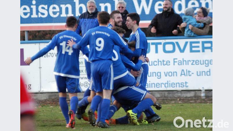 Nach dem Siegtreffer in allerletzter Sekunde kannte der Jubel bei den Etzenrichter Spielern keine Grenzen. Mit frischem Selbstvertrauen geht es nun zum FC Tegernheim. Bild: otr