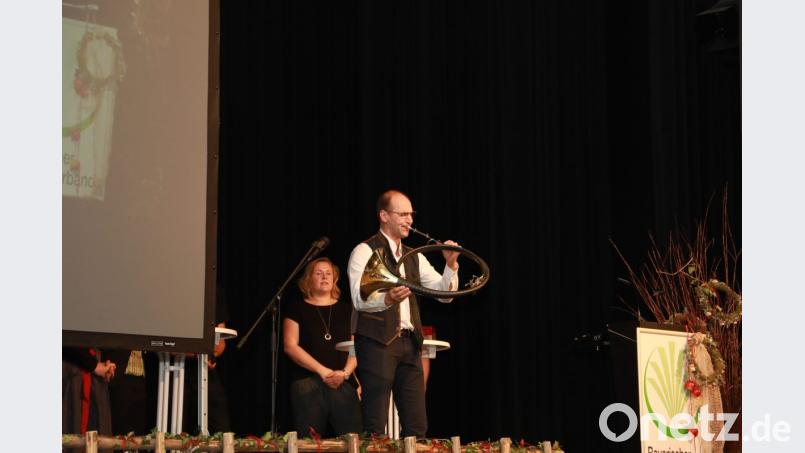 Mit dem Jagdhorn eröffnet BBV-Kreisobmann Ely Eibisch den "Bauerntag der Generationen". Bild: njn