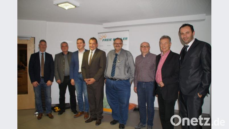 Die Neuwahlen der Vorstandschaft ergaben: Dieter Jäger (Vierter von links) steht jetzt an der Spitze der Freien Wähler Gemeinschaften im Landkreis Schwandorf. Bild: sir