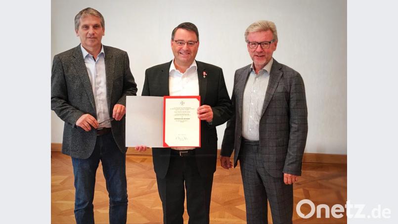 Martin Steinkirchner (Mitte) bekam für seine erfolgreiche Tätigkeit als Regionalvorstand das Ehrenzeichen am Bande überreicht. Bild: exb