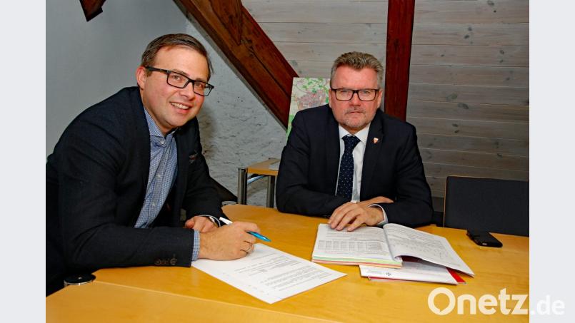 Geht es nach Kämmerer Andreas Eckl (links) und Bürgermeister Michael Göth, können die guten konjunkturellen Rahmenbedingungen für die Reduzierung der Verbindlichkeiten gerne noch länger anhalten. Bild: Andreas Royer