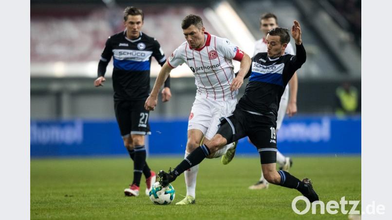 Wieder topfit: Nach langer Verletzungspause will der Düsseldorfer Kapitän Oliver Fink (weißes Trikot) am Samstag im Spiel beim FC Bayern München seine ganze Dynamik zeigen. Bild: Marcel Kusch/dpa