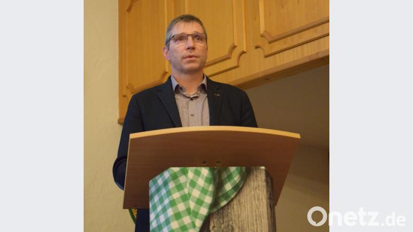 Bürgermeister Hermann Ach informiert in der Bürgerversammlung über das vergangene Jahr. Bild: dko