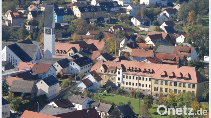 Der Kirchenthumbacher Schulkomplex (vorne, rechts) in seiner heutigen Form: Ein Teil davon ist das Ende der 1920er Jahre errichtete Mädchenschulhaus (Mitte), das im Herbst vor 90 Jahren in einem feierlichen „Weiheakt“ seiner Bestimmung übergeben wurde. Links davon ist das Elisabethenheim zu sehen; der Anbau rechts stammt aus dem Jahr 1956. Bild: ü