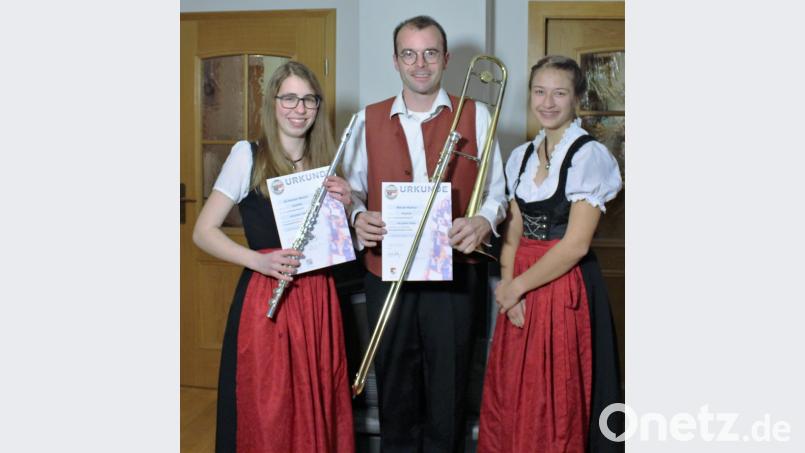 Das höchste Leistungsabzeichen für Laienmusiker erhielten (von links) Marina Richtmann an der Querflöte und Markus Werner an der Posaune nach der bestandenen D 3-Prüfung. Julia Bäuml (rechts) legte die Theorieprüfung ab. Bild: exb/Theresa Bäuml