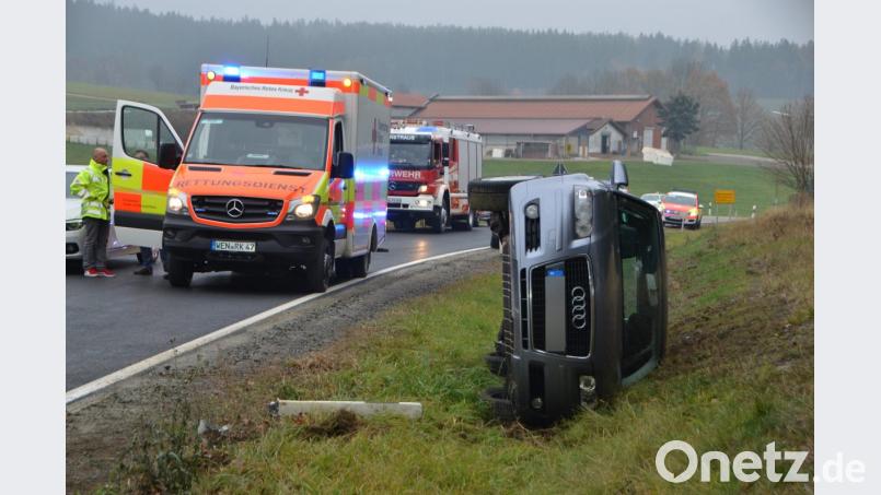 Obwohl die beiden Fahrzeuginsassen in den Straßengraben schleuderten, blieben sie unverletzt und kamen mit einem gewaltigen Schrecken davon. Am Audi dürfte Totalschaden entstanden sein. Bild: dob