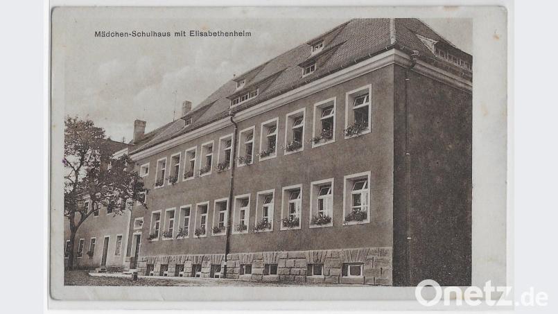 25 Meter lang, 17 Meter hoch und 10 Meter breit: Das Mädchenschulhaus diente als Multifunktionsgebäude. Es beherbergte im Keller Schulküche und Waschküche, im Erdgeschoss einen großen Saal für den „Haushaltsunterricht für schulentlassene Mädchen“ sowie die „Kleinkinderschule“ und im ersten Stock zwei Schulsäle für Mädchen. Bild: ü