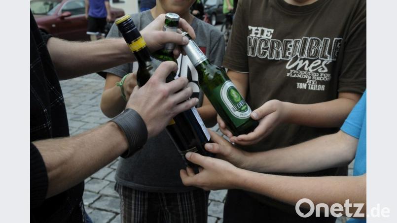 Volle Dröhnung: Für manche Jugendliche ist der Konsum von Alkohol ganz normal. Ein gefährlicher Trend, der in Weiden - im Gegensatz zur bayernweiten Entwicklung - weiter anhält. Bild: Petra Hartl