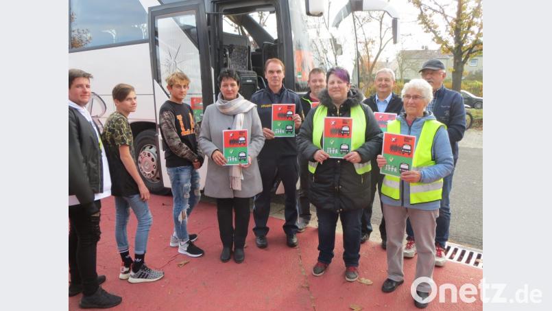 Farbige Tafeln an den Eingangstüren der Busse verdeutlichen, wie am besten eingestiegen wird. Bild: kei