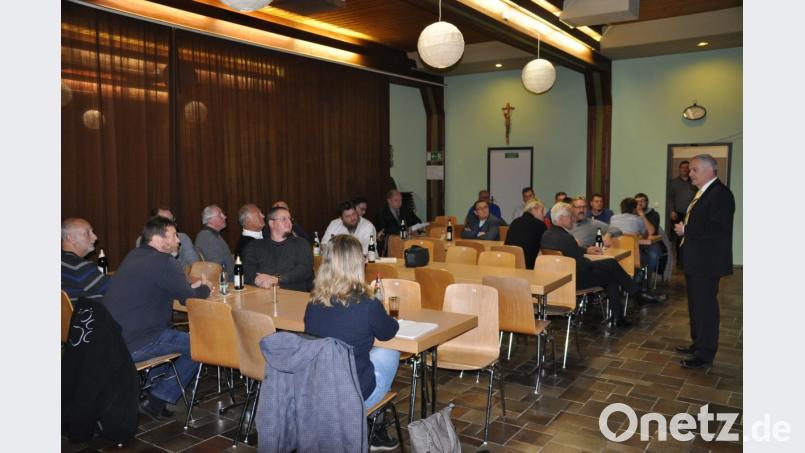 Rathauschef Günter Kopp (rechts) berichtet den Bürgern, wofür die Gemeinde Geld ausgegeben hat und wo sie noch investieren wird. Bild: ak
