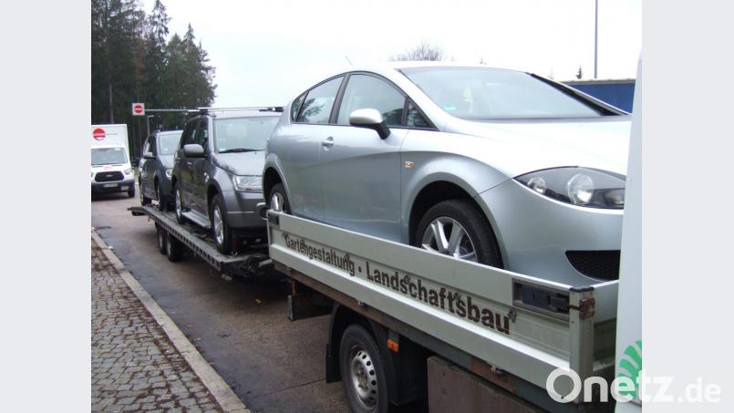 Hier endet die Reise: Weil dem 31-jährigen Fahrer dieses Fahrzeuggespanns unter anderem Papiere fehlen, hat ihm die Verkehrspolizei die Weiterfahrt unterbunden. Bild: Polizei Amberg
