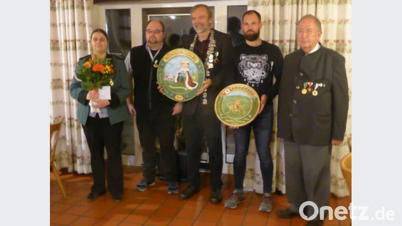Die Würdenträger (von links): Schützenliesl Regina Feuerer, 2. Ritter Matthias Schmidt, Schützenkönig Dr. Hans-Martin Biehler, 1. Ritter Michael Fillenberg, Schützenpräsident Hanns-Peter Oechsner. Bild: lj