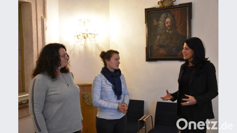 Diana Schultes vom bayerischen Finanzministerium (rechts) bescheinigt Wirtschaftsförderin Barbara Mädl (links) und Regionalmanagerin Daniela Franz richtige Ansätze bei ihrer Arbeit. Bild: phs