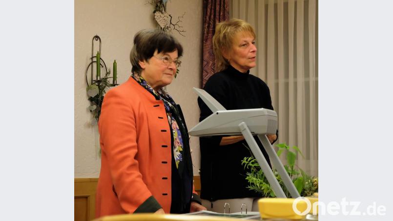 Ortsbäuerin Heidi Waldeck (rechts) hat sich mit Markusine Guthjahr (links) aus Königstein eine begeisterte Landfrauenberaterin nach Etzenricht geholt, die viele Geheimtipps und Rezepturen dabei hat. Bild: wlr