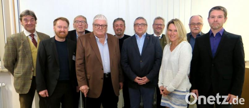 Vorsitzender Andreas Wopperer (rechts) ehrte die Gründungsmitglieder und verabschiedete die ausgeschiedenen Vorstandsmitglieder. Das Bild zeigt von links: Dr. Bernd Schleicher, Dr. Martin Baumann, Dr. Wolfgang Dietl, Dr. Gunther Welke, Dr. Peter Semmler, Rainer Müller, OB Andreas Feller, Anja Schanderl-Krüger und Dr. Heinrich Giewekemeyer. Bild: Hirsch