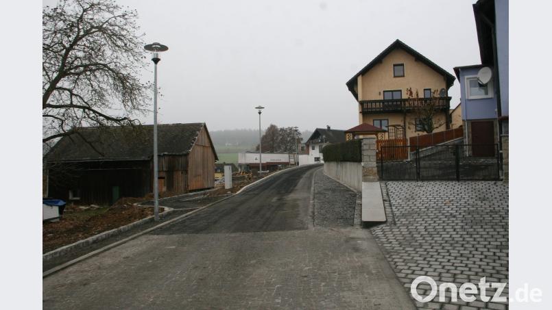 Die Neugestaltung der Carl-Ulrich-Straße wird bei der Bürgerversammlung positiv bewertet. Anlass zur Kritik gibt es aber bei der Höhe der Straßenlaternen. Bild: wro