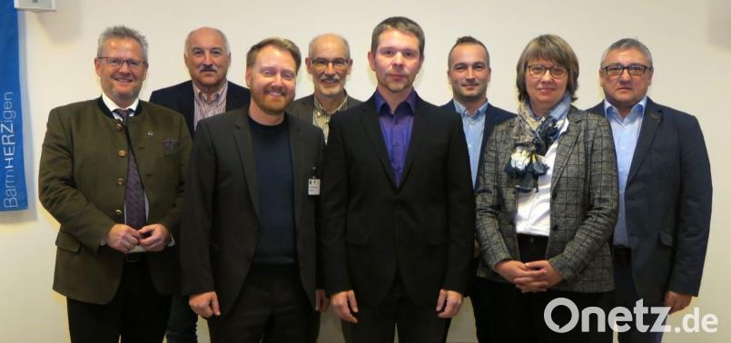 Der neue Vorstand des Krankenhaus-Fördervereins (von links): OB Andreas Feller, Maximilian Zepf, Dr. Martin Baumann, Dr. Detlef Schoenen, Andreas Wopperer, Wolfgang Wack, Gabriele Leichtl und Rainer Müller. Bild: Hirsch