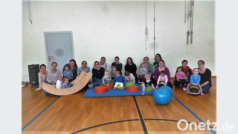 Zwölf Kinder mit ihren Müttern und Vätern nahmen am ersten Mutter-Kind-Turnen des TSV Bärnau teil. Bild: exb