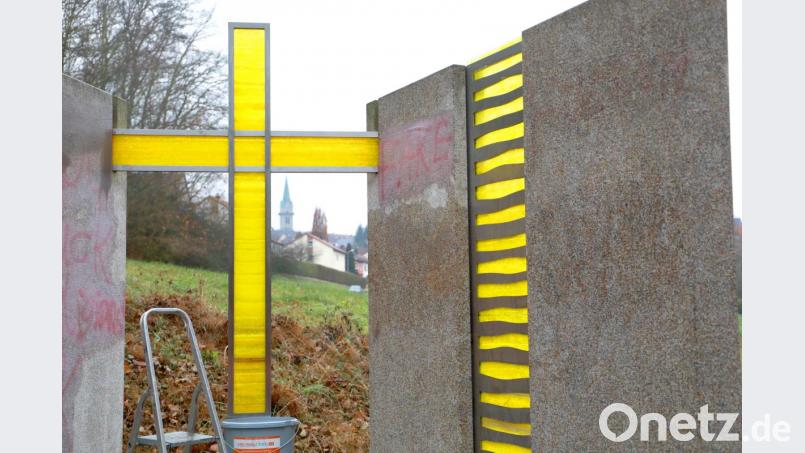 Seit Donnerstagvormittag laufen die Reinigungsarbeiten an der Radwegkapelle, die ein oder mehrere Unbekannte mit kirchenfeindlichen Parolen beschmiert haben. Bild: njn