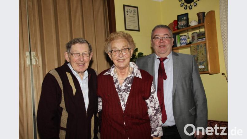 Alois und Maria Fronhofer strahlen, als ihnen Bürgermeister Josef Reindl (von links) zur diamantenen Hochzeit gratuliert. Bild: ads